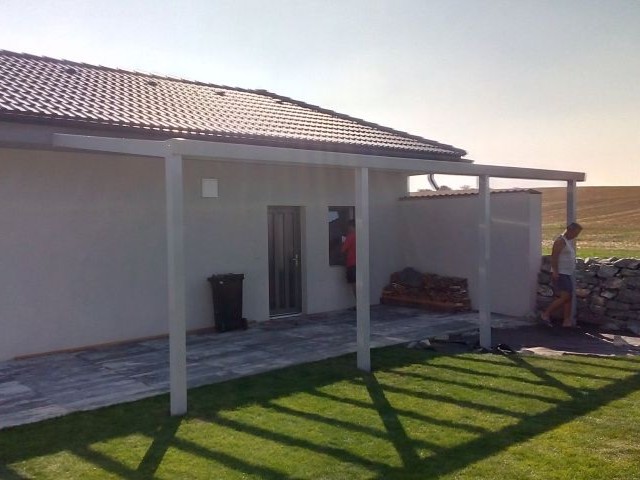 bílý hliníkový přístřešek