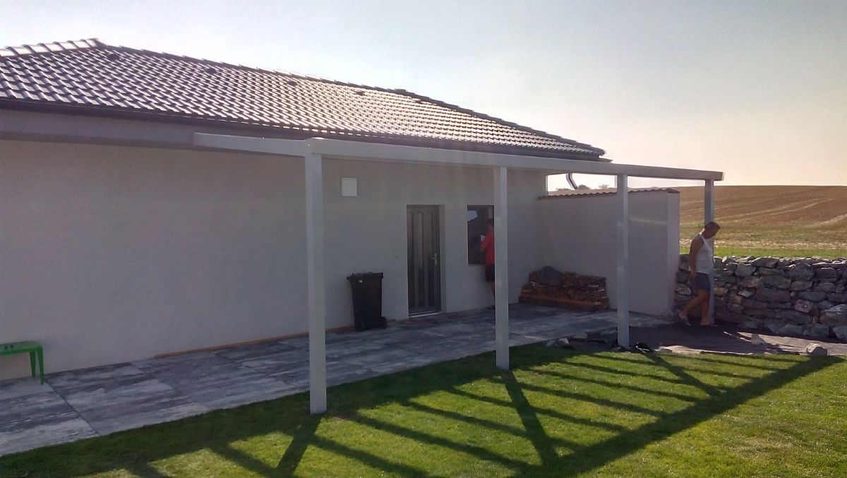 bílý hliníkový přístřešek