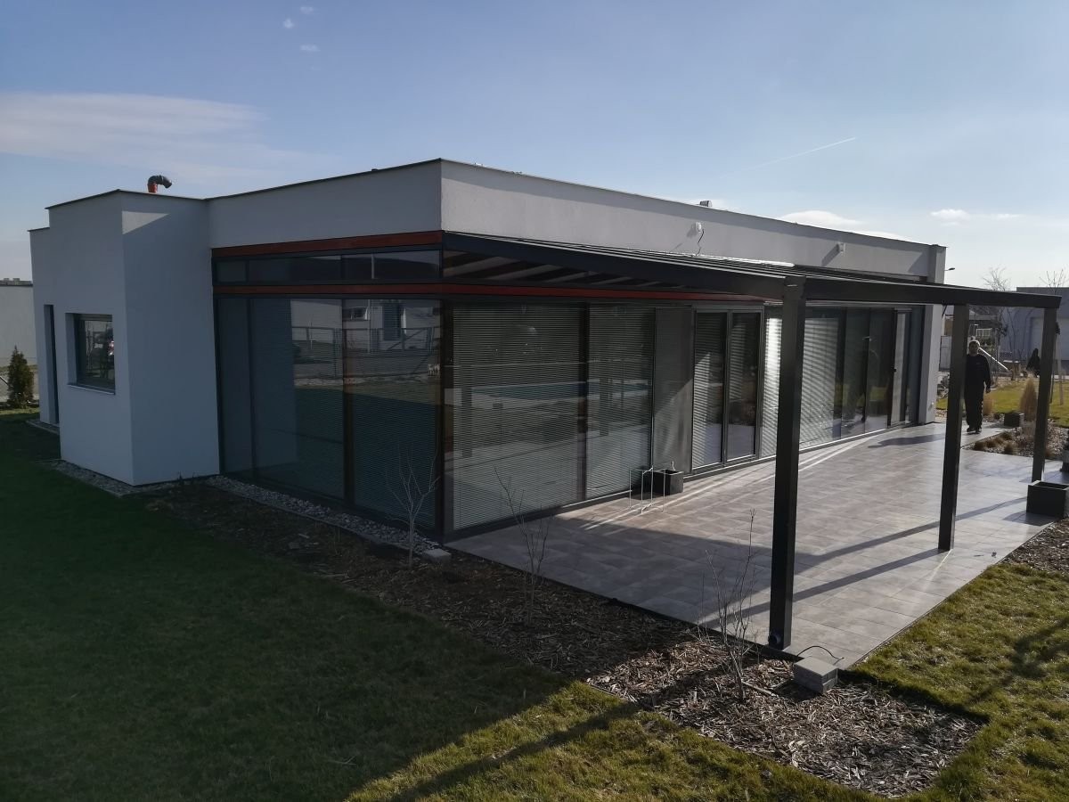 černá pergola s posezením