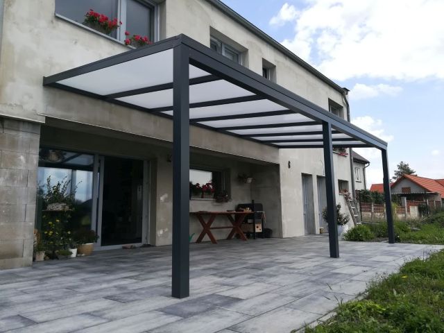 černá zastřešená pergola z hliníku