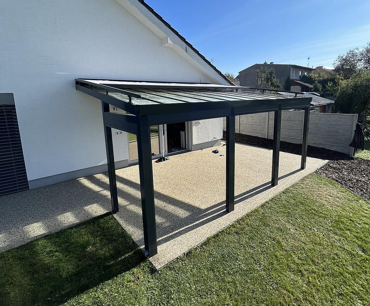 pergola z hliníku venku dvorek