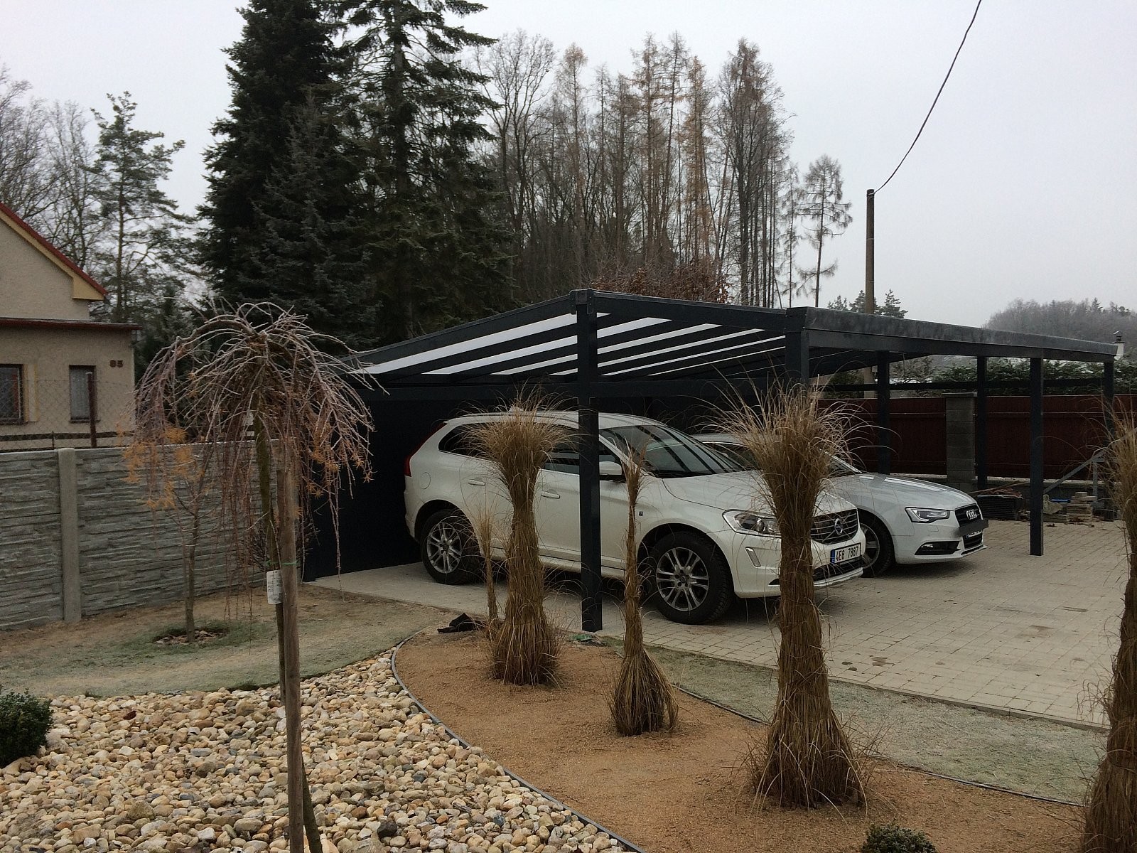 hliníkové stání pro auta