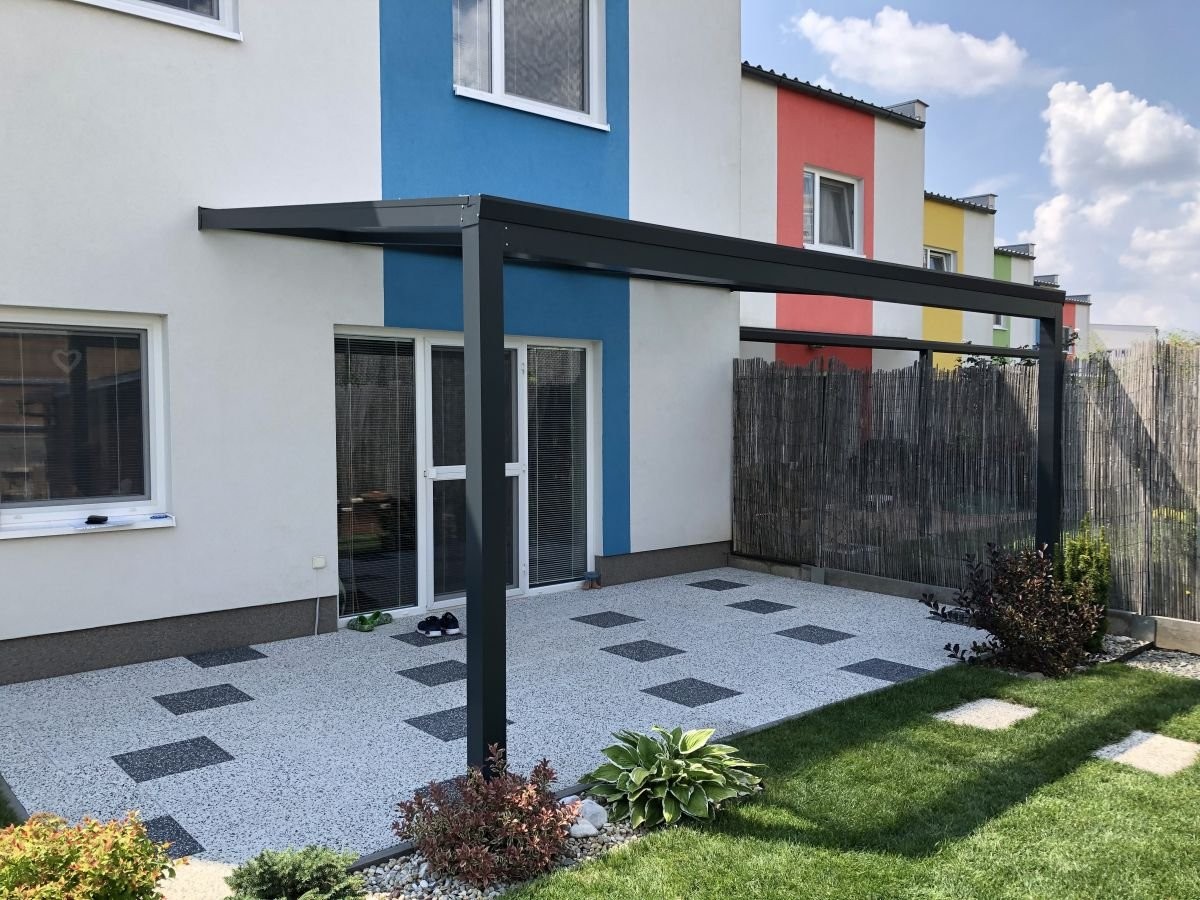 hliníková pergola barevný dům