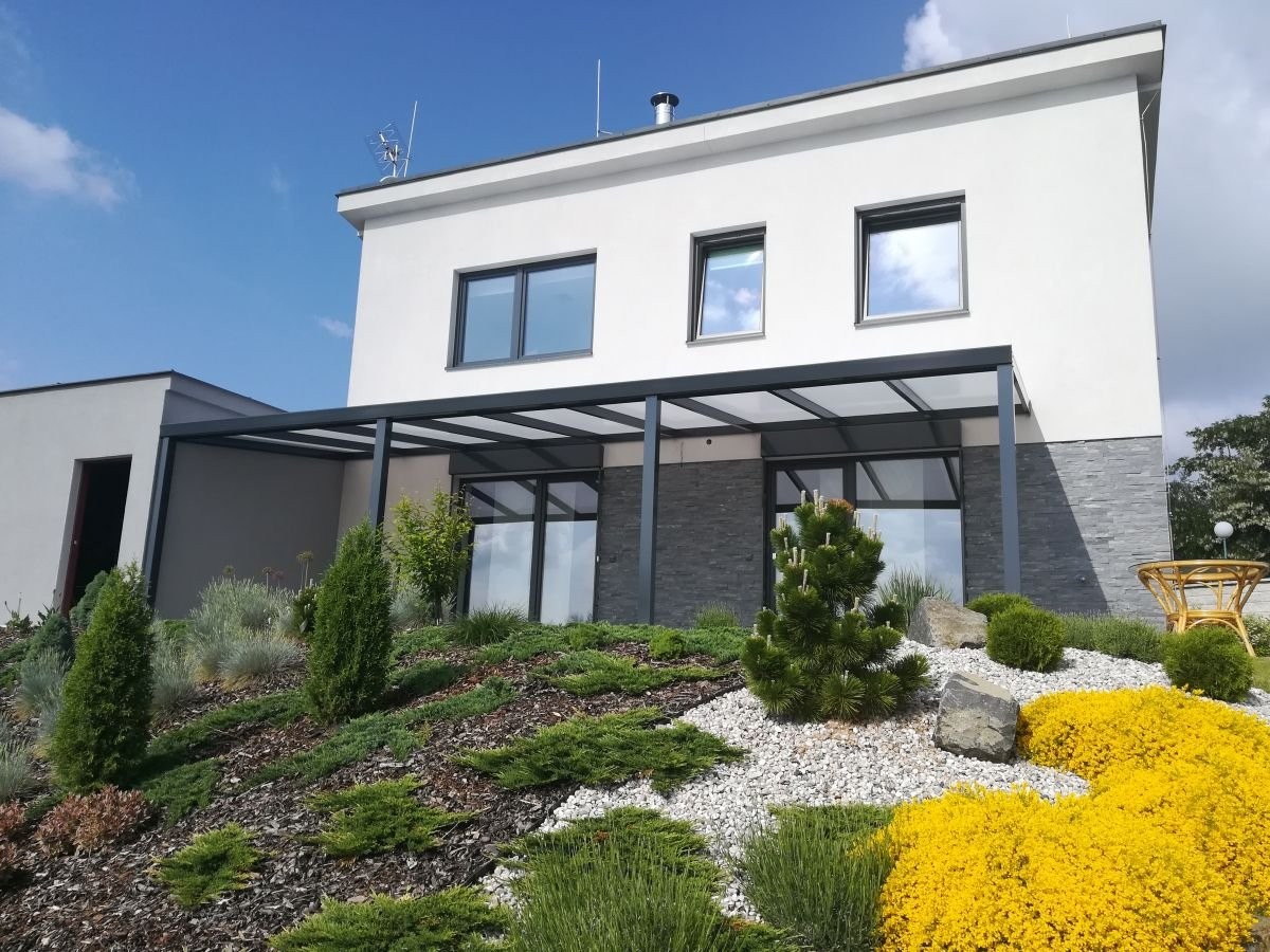 pergola z hliníku moderní na zahradě