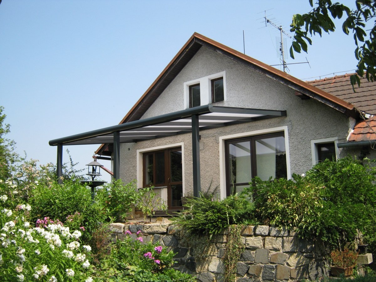 hliníková pergola u domku