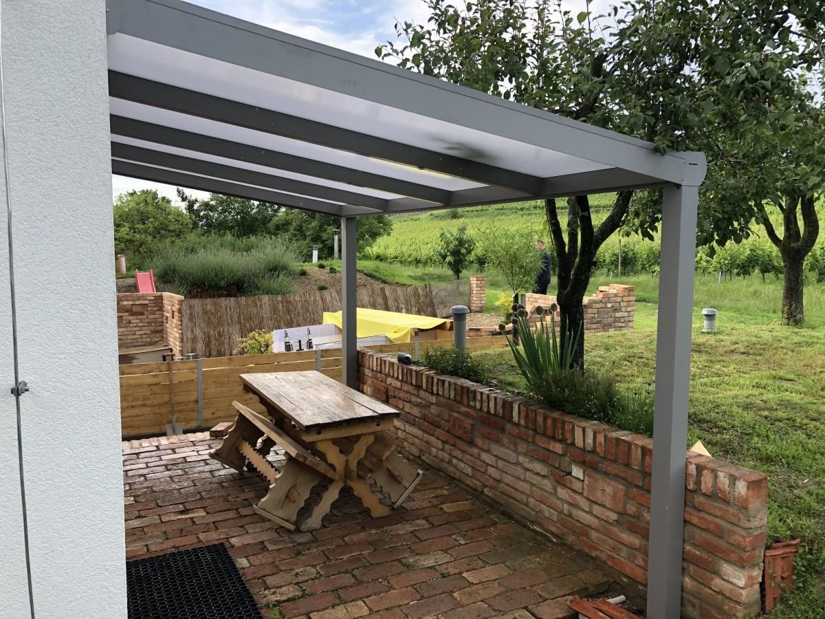 hliníková pergola s posezením venku
