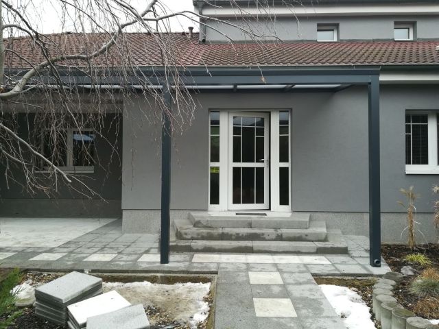 pergola nad dveřmi