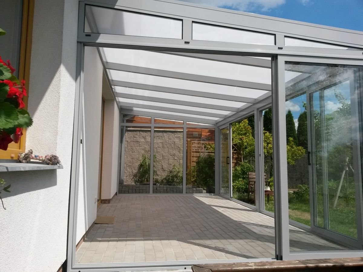 pohled pod hliníkovou pergolu