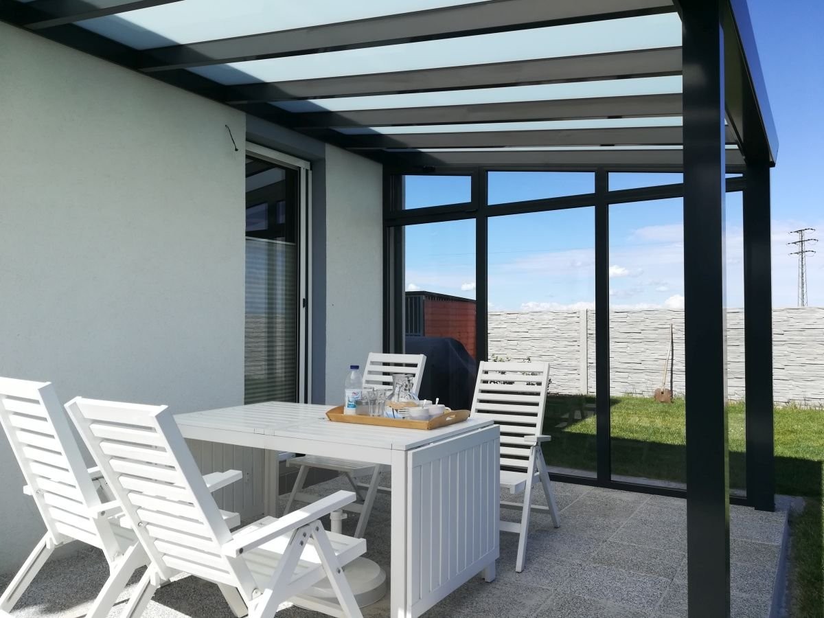 hliníková pergola s posezením venku