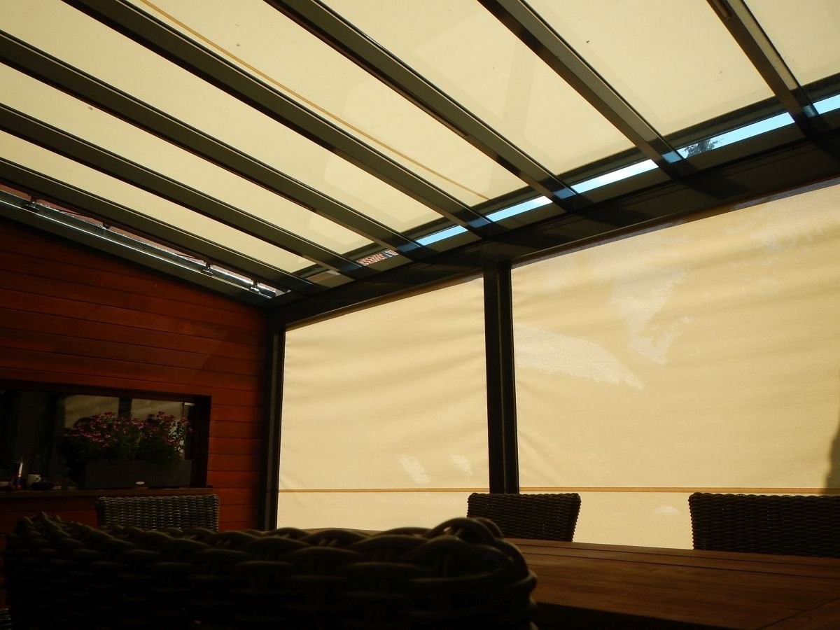 uvnitř zatažené hliníkové pergoly