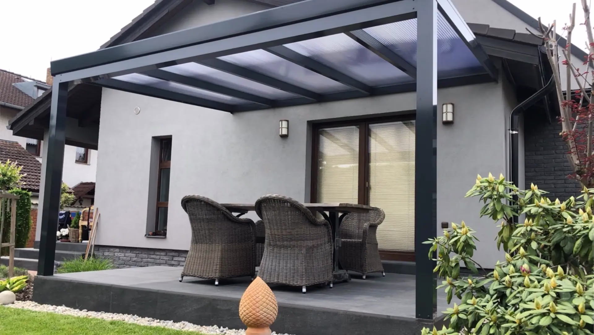 Hliníková pergola nad terasou s ratanovým posezením